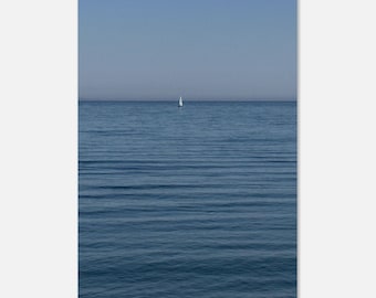 Silent Horizon – Minimalistisk segelbåtsfotografi | Kustkonst | Medelhavsdekor