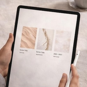Pu&ograve; includere: Un tablet che mostra tre immagini rettangolari con texture beige e crema. Sotto le immagini, il testo riporta Series Title, Series Title e 2022-2023. Lo schermo ha uno sfondo bianco e il dispositivo &egrave; tenuto con una penna stilo bianca vicina.