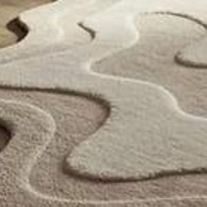 Pu&ograve; includere: Un tappeto beige di forma astratta con un design a strati. Il tappeto ha un aspetto morbido e strutturato, con diverse tonalit&agrave; di beige che creano un effetto dimensionale. I bordi del tappeto hanno una forma fluida e organica, che aggiunge alla sua estetica moderna.