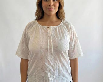 Blusa blanca con ojales / Top bohemio estilo campesino con lazo en el cuello / Camisa informal de verano / Camisa de talla grande