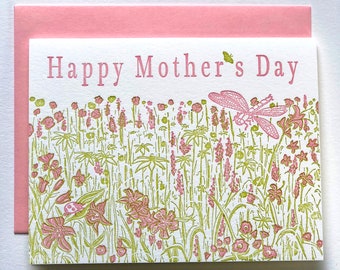 carte typographique de la fête des mères | Fleurs sauvages, papillons et libellules