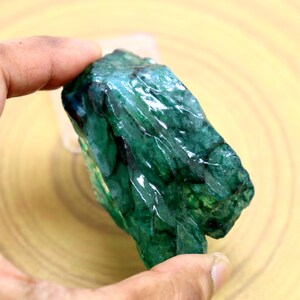 443 karaat gecertificeerde natuurlijke groene smaragd, ruw stuk, gewonnen in Colombia, onbewerkt, ongeslepen, smaragdkristal, echte steen, beste aanbieding ooit. afbeelding 7