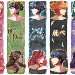 Può includere: Set di cinque segnalibri illustrati con personaggi in stile anime. Ogni segnalibro ha una diversa combinazione di colori e titolo: "Once Upon a Broken Heart", "The Cruel Prince", "Game of Gods", testo giapponese e "The Apothecary Diaries".