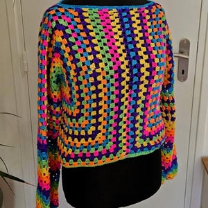 Hexagone sweater multicolore avec des couleurs fluo flashy. Sweatshirt fait main en crochet avec laine acrylique douce et anti-peluchage.