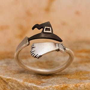 Halloween Witch Hat and Broom Ring, Adjustable Ring for Women,  Spooky Witch Jewelry, Pumpkin Spoof Ornaments, Retro Women Fashion