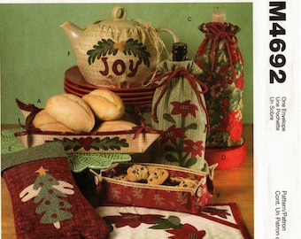 McCall's Holiday Crafts M4692 - Christmas Gift Items by Barbara Brunson - Trays, Bags, Mitten, Tea Cozy, and Place mats - McCall's Pattern