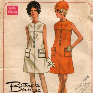 Puede incluir: Patr&oacute;n de costura vintage para un vestido sin mangas con cierre de botones en la parte delantera y bolsillos. El patr&oacute;n es para la talla 12 y el contorno de pecho 34. El patr&oacute;n es de Butterick Boutique y es para un vestido de color blanco o naranja.