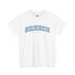 Pode incluir: T-shirt branca com a palavra "GREECE" em azul, com letras arqueadas. Abaixo da palavra "GREECE" há um texto azul menor. A t-shirt tem mangas curtas e gola redonda.