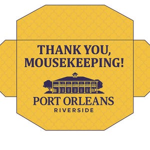 Puede incluir: Un sobre amarillo con un patrón repetitivo. El texto "THANK YOU, MOUSEKEEPING!" es de color azul oscuro. Debajo hay un gráfico de un edificio y las palabras "PORT ORLEANS RIVERSIDE" en azul oscuro.