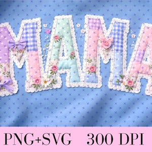 Op de afbeelding: Het woord MAMA gespeld in stoffen letters met een patchworkontwerp van pastelroze, blauwe en paarse patronen, waaronder gingham, stippen en bloemenprints. De letters zijn voorzien van witte kanten randen, kleine strikjes en geborduurde bloemen.