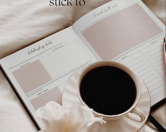 Może przedstawiać: Otwarty planer z tekstem "How to plan a week you'll actually stick to" i "Relationship Goals". Filiżanka kawy stoi na planerze obok białych kwiatów. Widoczny jest również tekst "swipe".