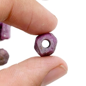 Natürlich gefärbte Rubin-Rohperlen - Nugget-Edelsteinstränge, Geburtsstein-Chip-Perlen, lose Schmuckherstellung