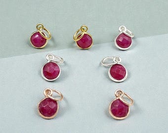 Charm rubis à facettes 6 mm | Pendentif lunette en plaqué or ou argent