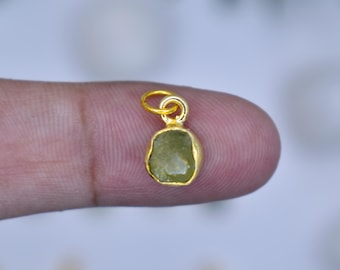 Levendige peridot hanger met ruwe steen 6–8 mm, vergulde bezel, geboortesteen augustus, sieraden voor handgemaakte kettingen en armbanden