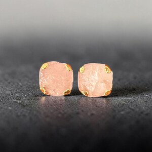 Örhängen i rå rosenkvarts – Guld Vermeil Prong Set med ädelstenar