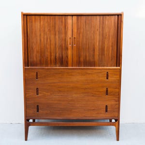 Cómoda alta de nogal de mediados de siglo con puerta de persiana de Glenn of California, años 60
