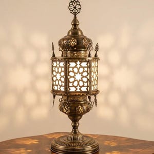Lámpara de mesa marroquí de bronce hecha a mano, lámpara de mesita de noche geométrica oriental, decoración bohemia para el hogar.