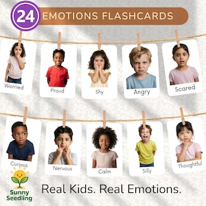 Puede incluir: Un conjunto de 24 tarjetas didácticas de emociones para niños, con fotos de niños expresando sentimientos como preocupado, orgulloso y tímido. Las tarjetas están suspendidas de una cuerda con pinzas. El texto dice "Real Kids. Real Emotions."