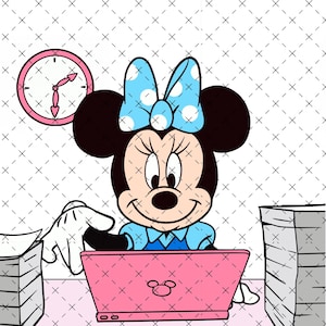 Puede incluir: Ilustración de dibujos animados de Minnie Mouse trabajando en una computadora portátil rosa. Minnie Mouse lleva un vestido azul y un lazo azul con lunares blancos. Un reloj rosa está en la pared y pilas de papel a ambos lados del escritorio.