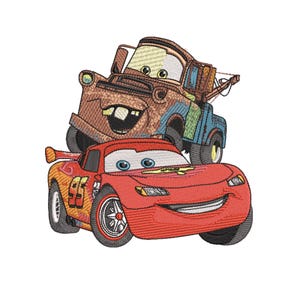 Può includere: Design ricamato con due auto dei cartoni animati. Un'auto da corsa rossa con il numero 95 e una faccia sorridente è davanti. Dietro, un carro attrezzi marrone con un sorriso sdentato e una combinazione di colori blu e verde.