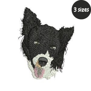 Könnte beinhalten: Gesticktes Bild eines Border Collie-Hundekopfes mit schwarz-weißem Fell und einer rosa Zunge. Das Bild hat ein strukturiertes Aussehen. Ein schwarzer Kreis mit dem Text "3 sizes" befindet sich in der oberen rechten Ecke.