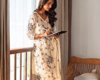 Conjunto de kurta con bordado floral: traje étnico indio de algodón