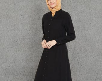 ハンドメイドの黒のポリエステル製アバヤ：フロントオープンプリーツの控えめなイスラム風女性用ドレス