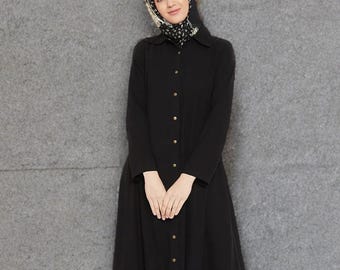 ハンドメイドの黒のポリエステル製アバヤ：フロントオープンの控えめなムスリムドレス（ボタン留め）