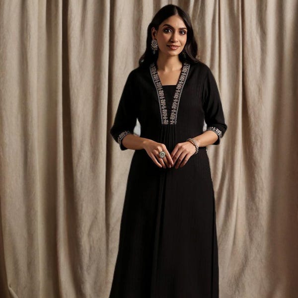 Zari Kurta fleuri noir et doré : Robe trapèze plissée en mélange de soie
