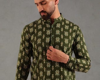 Kurta in cotone e lino fatto a mano: camicia etnica indiana corta con stampa ikat per uomo