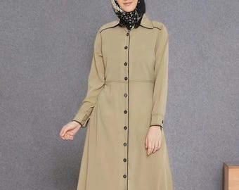 ハンドメイドポリエステルアバヤ：ベージュのフロントオープンモデストロングドレス（女性用）
