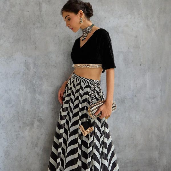 Lehenga embelli fait main : ensemble indien ethnique prêt-à-porter à sequins noirs