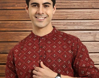 Kurta in puro cotone fatto a mano: camicia indiana corta con stampa etnica rossa e crema per uomo