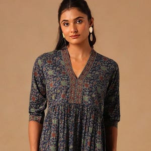 Túnica estampada de algodón hecha a mano: Top de verano con cuello en V en azul y verde