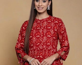 Kurti de rayón hecho a mano: vestido étnico indio con cuello de banda y estampado floral granate
