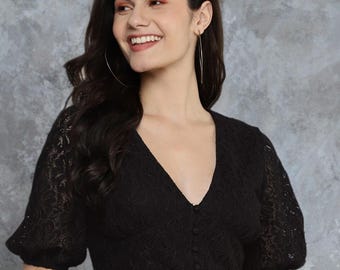 Blusa corta negra hecha a mano: blusa de verano con mangas abullonadas, escote en V y aplicación de encaje.