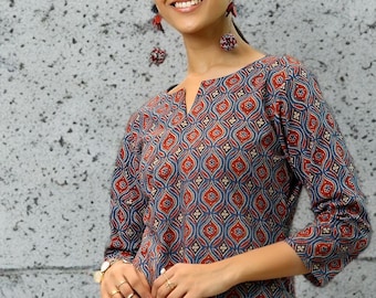 Kurti feminino reto com estampa étnica: Kurti de manga três quartos em mistura de algodão com decote em V.