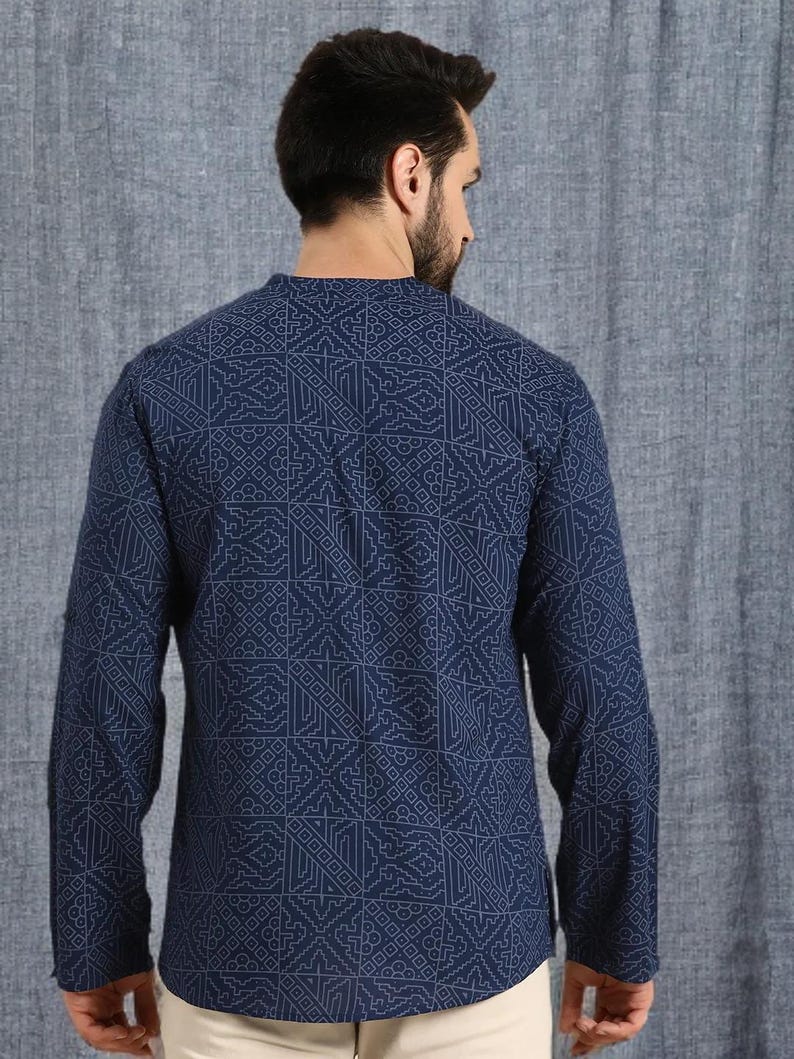 Pu&ograve; includere: Una camicia blu navy a maniche lunghe con un motivo geometrico bianco. La camicia ha un colletto alla coreana ed &egrave; realizzata in un materiale morbido e confortevole. Un'aggiunta elegante a qualsiasi guardaroba.
