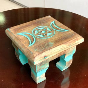 Altaartafel met drievoudige maan en godinsymbool – Handgemaakt heidens hekserij-altaarmeubel