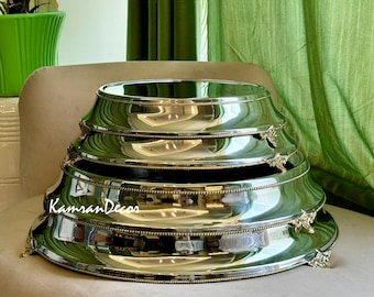 Zilveren taartstandaardset met spiegel, ronde roestvrijstalen en messing bruidstaartdisplay, kristallen dessertvoetstuk, decor feesttafel middelpunt