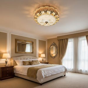 Puede incluir: Luminaria de techo ornamentada con un diseño decorativo en tonos dorados, marrones y crema. El dormitorio cuenta con una cama con ropa de cama blanca, un camino de cama dorado y cortinas a juego. Dos lámparas de noche y espejos completan la habitación.