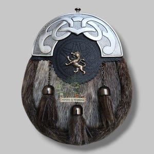 Scottish Men&#39;s Antique Rampant Lion Badge Kilt Sporran Celtic Cantle Lion Rampant Kilt Sporran Brown Fur 3 Tassels Sporran With Chain & Belt