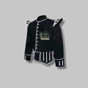 Pode incluir: Casaco preto com acabamentos e detalhes brancos. Apresenta gola alta, ombreiras decorativas e uma fileira de botões na frente. Um emblema bordado com o texto "PIPERS & MASONS" está no peito. O casaco tem um design único.