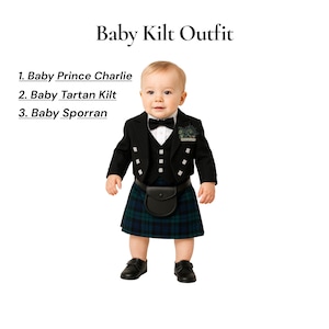 Puede incluir: Un conjunto de kilt para bebé, que incluye una chaqueta negra, chaleco, pajarita y un kilt escocés en tonos verdes y azules. El conjunto también presenta un sporran y zapatos negros. El texto "Baby Kilt Outfit" está en la parte superior.