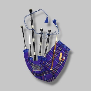 Puede incluir: Una gaita escocesa con una bolsa de tartán púrpura, tubos negros y plateados, y borlas azules. El instrumento incluye un puntero, zánganos y una boquilla. La bolsa está decorada con un escudo y texto.