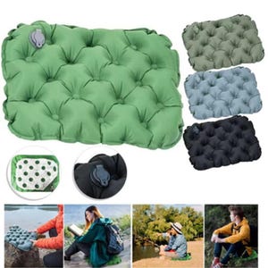 Pode incluir: Almofadas de assento de camping infláveis verdes, cinzentas, azuis e pretas. As almofadas têm um design com botões e uma válvula para inflar. A imagem mostra as almofadas em uso por pessoas ao ar livre.