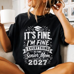 Det är bra, jag är bra, allt är bra, seniormamma, klass 2027, PNG: Examensmamma-citat, seniorförälderstolthet, klass 2027-design