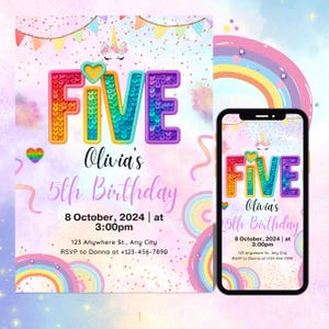 Könnte beinhalten: Eine digitale Einladung zum fünften Geburtstag. Das Design zeigt das Wort "FIVE" in bunten Paillettenbuchstaben, einen Regenbogen und ein Einhorn. Die Einladung enthält Datum, Uhrzeit, Ort und RSVP-Informationen.