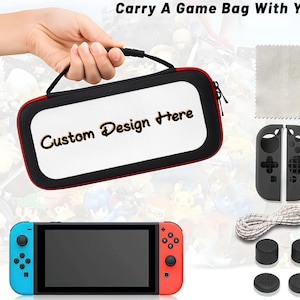 Puede incluir: Una bolsa de juego negra y roja con el texto "Custom Design Here" es sostenida por una mano. La bolsa está junto a una consola de juegos azul y roja, un paño de limpieza, cubiertas de controlador, un cable de carga y agarres para el pulgar. El texto "Carry A Game Bag With You" está en la parte superior.