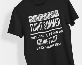 ADVERTENCIA: Camiseta Flight Simmer: Igual que un piloto real, solo que más feliz. Divertida camiseta de aviación para fanáticos de los simuladores de vuelo y pilotos virtuales.